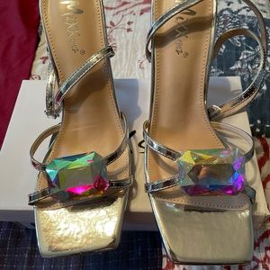 NIB MIXXSHUZ SILVER METALLIC STILETTO WITH IRIDESCENT STONE SZ 8